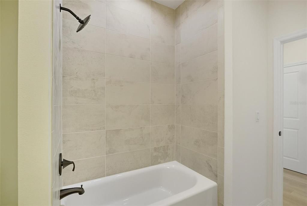 Под контрактом: $419,900 (3 спален, 2 ванн, 2034 Квадратных фут)