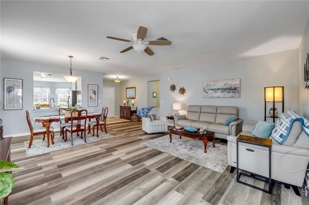 Active With Contract: $344,900 (3 beds, 2 baths, 1774 Square Feet)