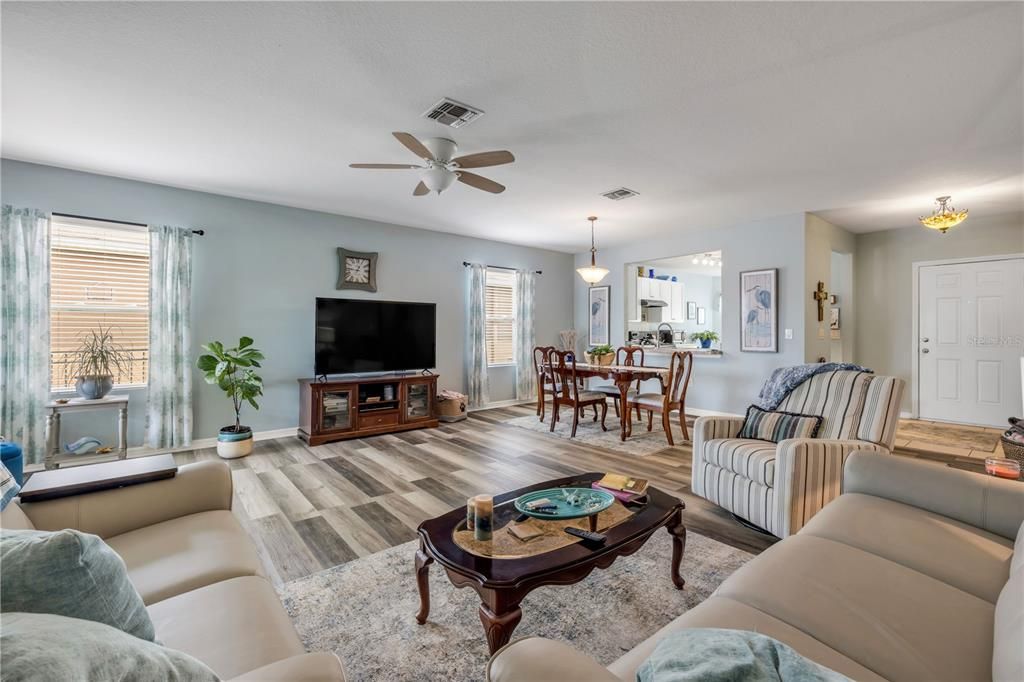 Active With Contract: $344,900 (3 beds, 2 baths, 1774 Square Feet)