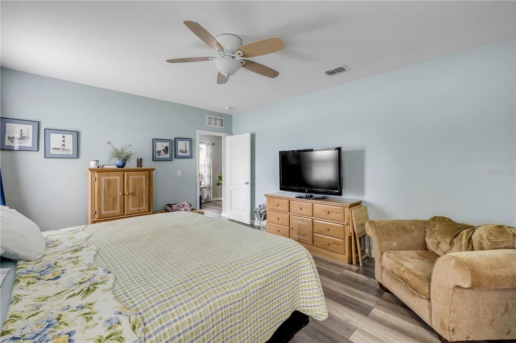 Active With Contract: $344,900 (3 beds, 2 baths, 1774 Square Feet)