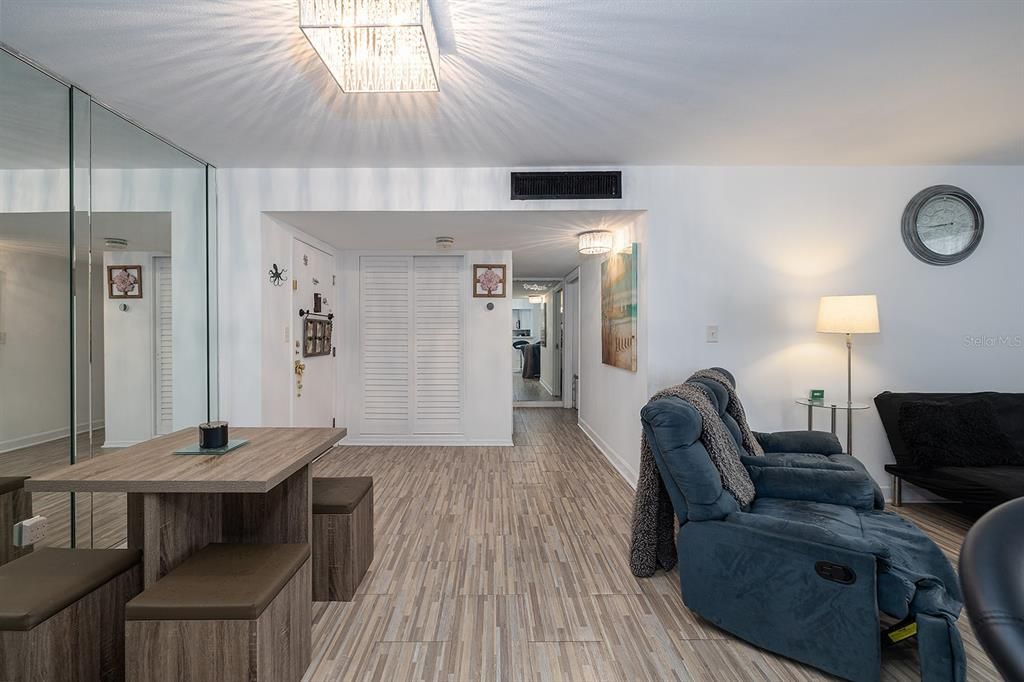 For Sale: $174,999 (1 beds, 1 baths, 796 Square Feet)