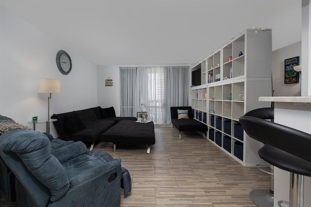 For Sale: $174,999 (1 beds, 1 baths, 796 Square Feet)