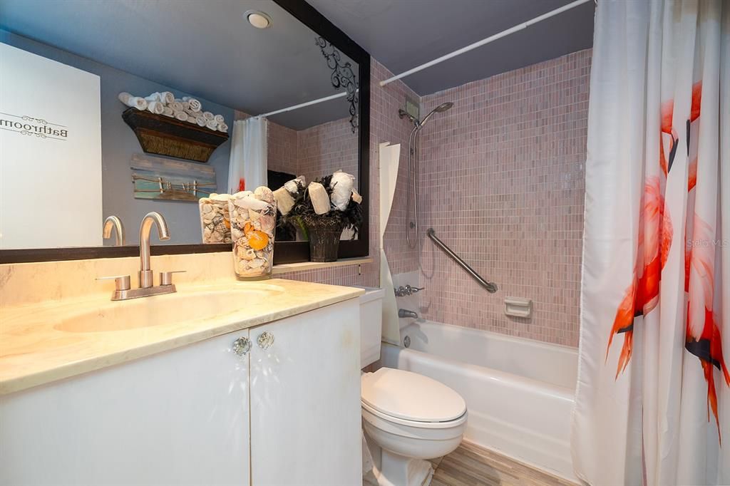 For Sale: $174,999 (1 beds, 1 baths, 796 Square Feet)