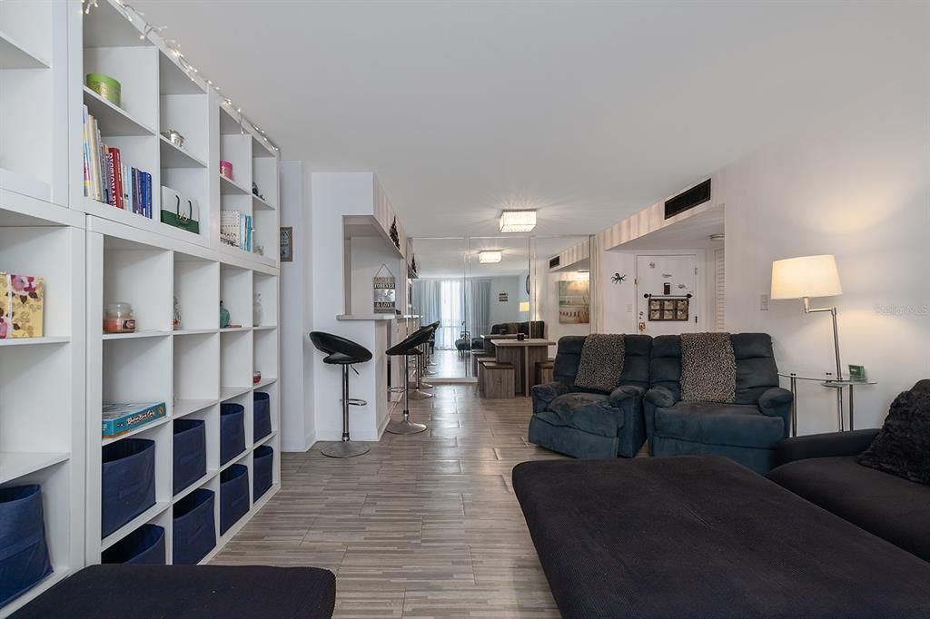 For Sale: $174,999 (1 beds, 1 baths, 796 Square Feet)