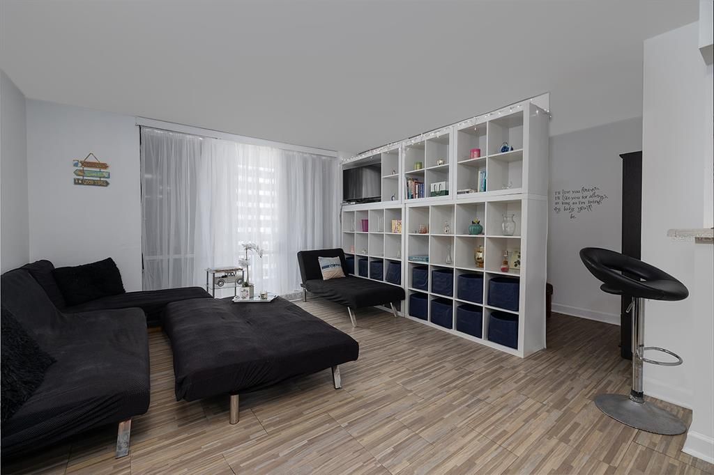 For Sale: $174,999 (1 beds, 1 baths, 796 Square Feet)