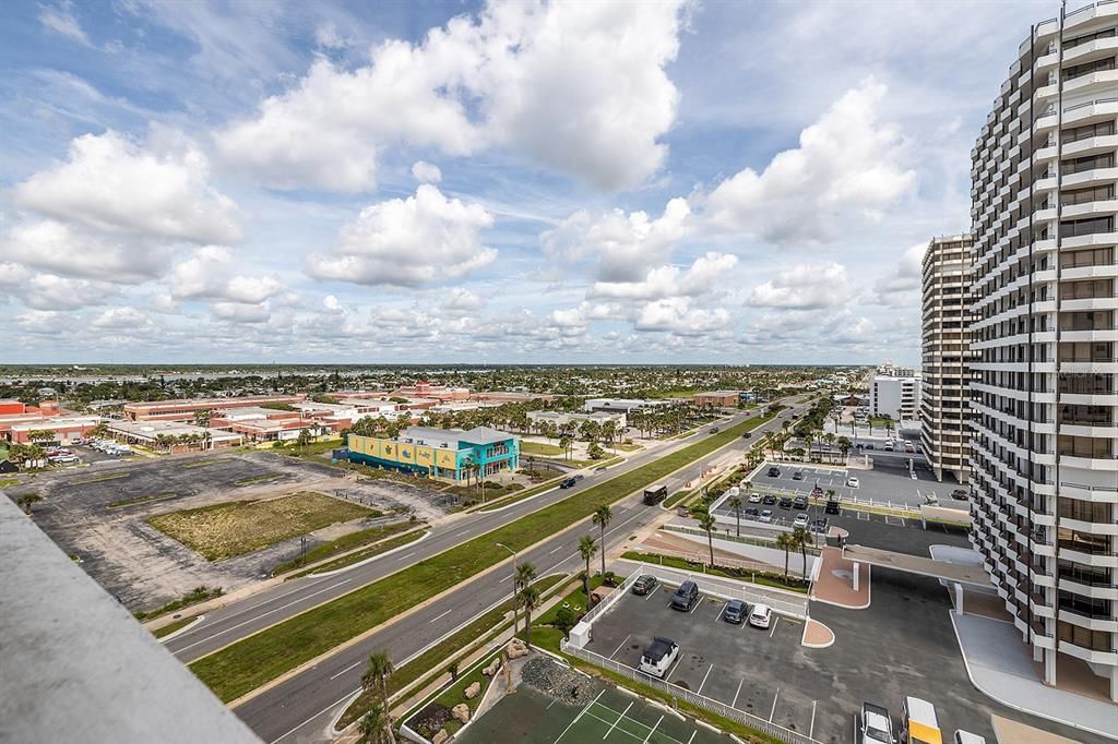 For Sale: $174,999 (1 beds, 1 baths, 796 Square Feet)