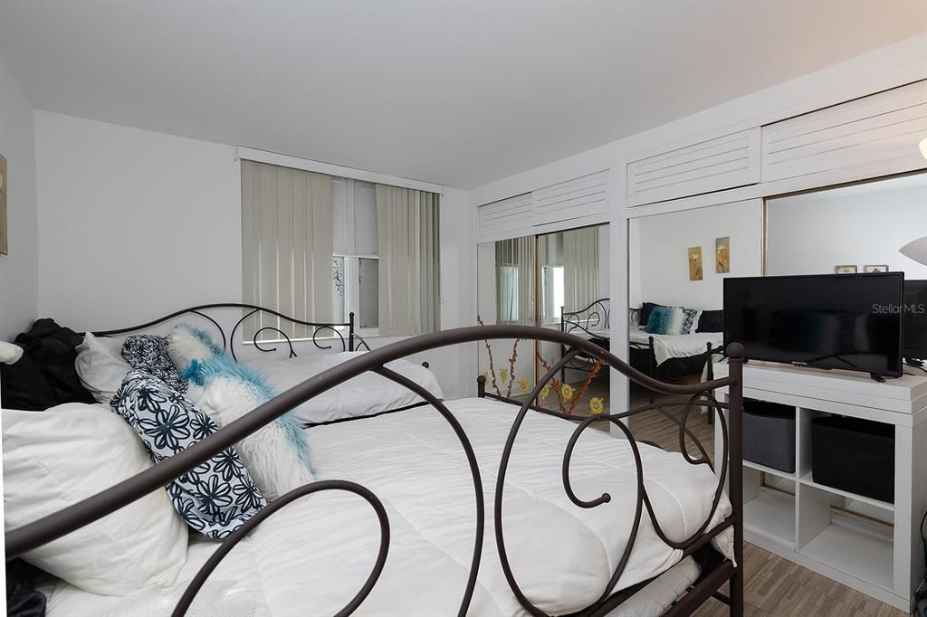 For Sale: $174,999 (1 beds, 1 baths, 796 Square Feet)