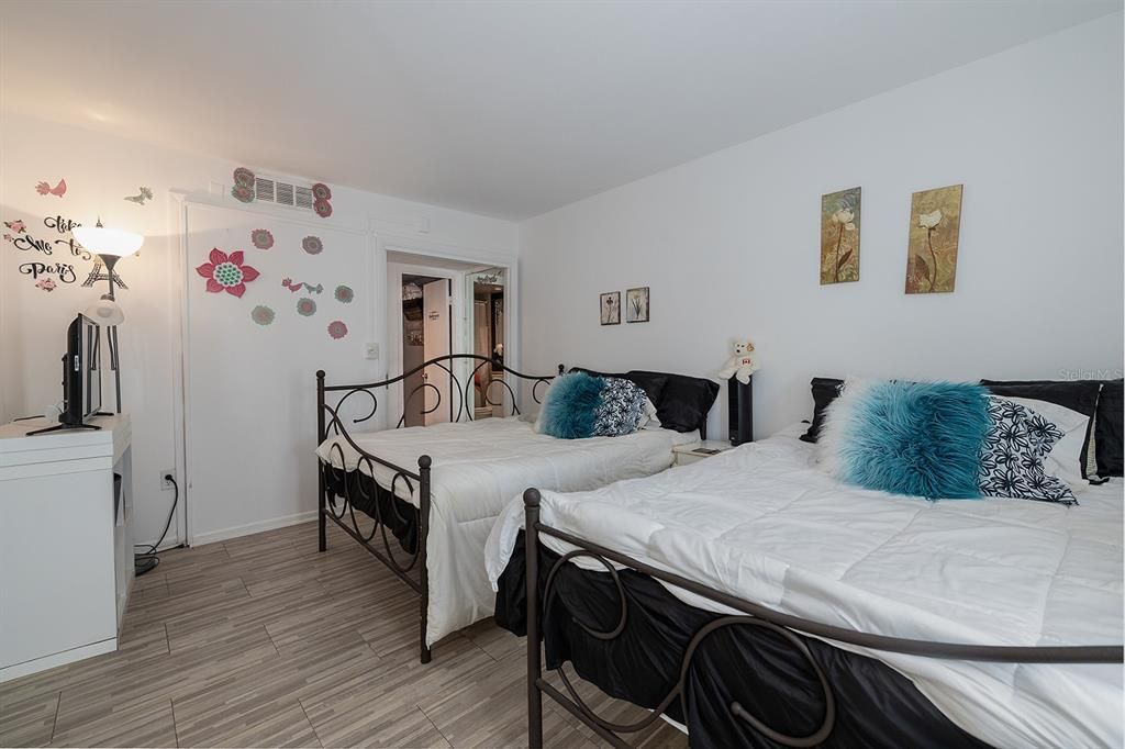 For Sale: $174,999 (1 beds, 1 baths, 796 Square Feet)