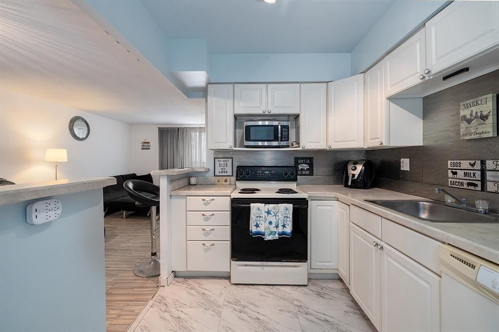 For Sale: $174,999 (1 beds, 1 baths, 796 Square Feet)