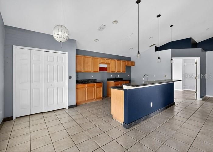 На продажу: $272,600 (3 спален, 2 ванн, 1808 Квадратных фут)