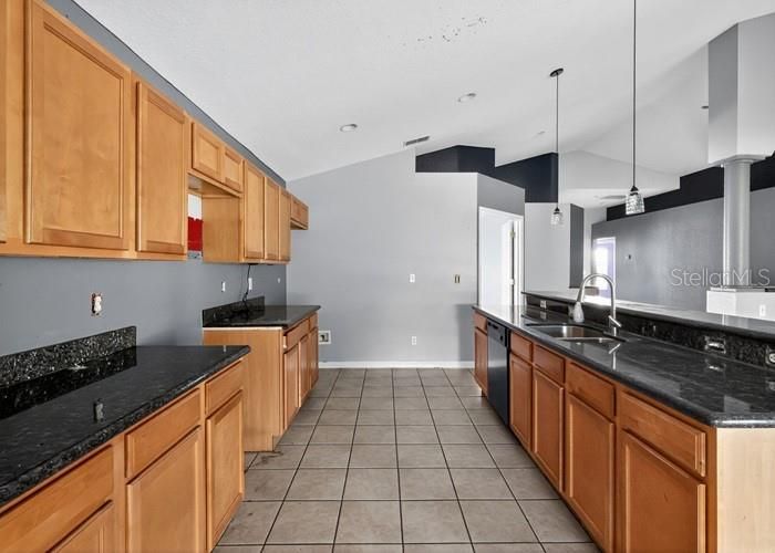 На продажу: $272,600 (3 спален, 2 ванн, 1808 Квадратных фут)