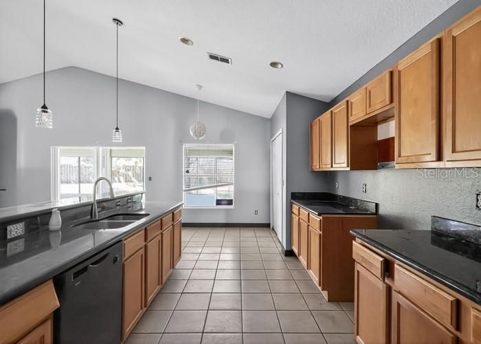 На продажу: $272,600 (3 спален, 2 ванн, 1808 Квадратных фут)