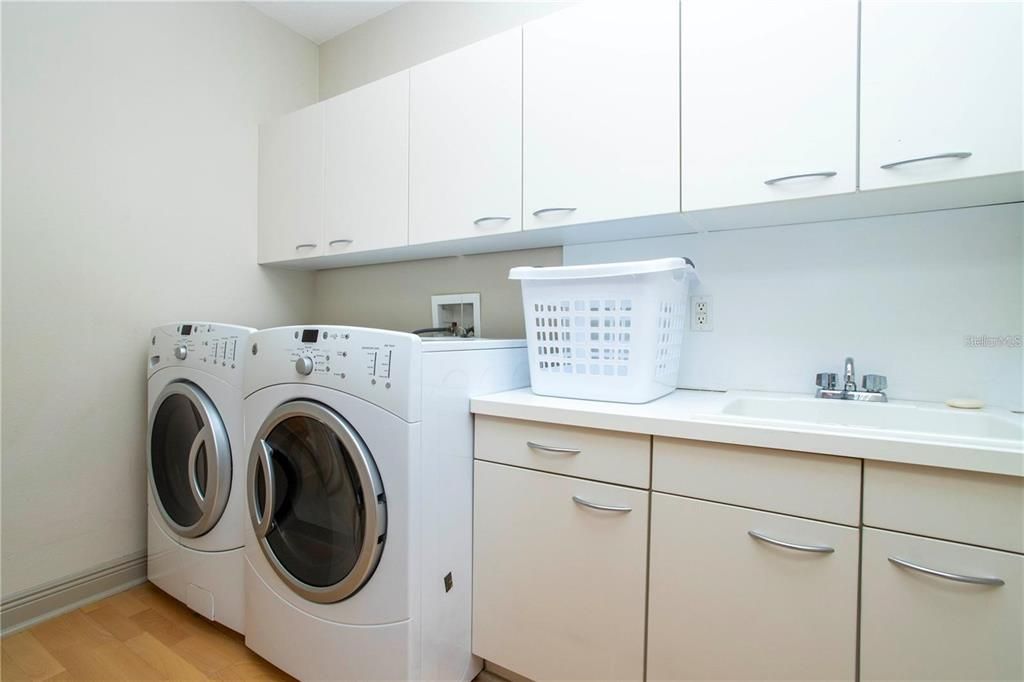 For Rent: $9,100 (5 beds, 4 baths, 6135 Square Feet)