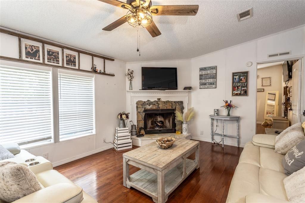 For Sale: $274,990 (3 beds, 2 baths, 1431 Square Feet)