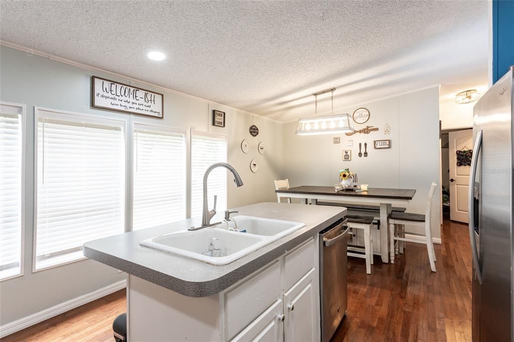 For Sale: $274,990 (3 beds, 2 baths, 1431 Square Feet)