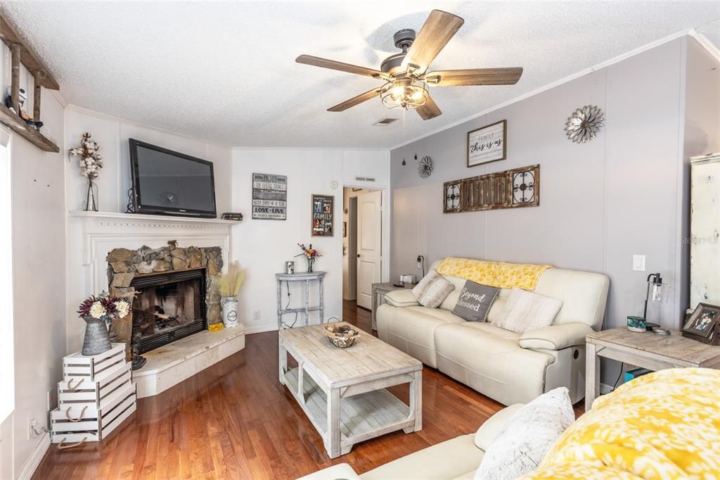 For Sale: $274,990 (3 beds, 2 baths, 1431 Square Feet)