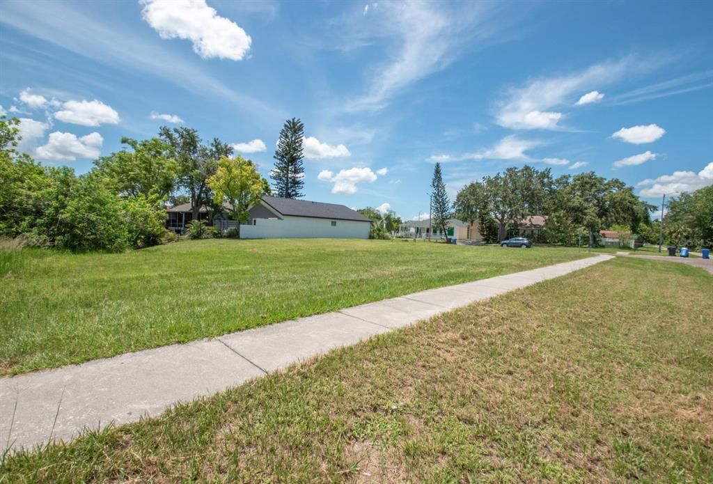 En Venta: $80,000 (0.09 acres)