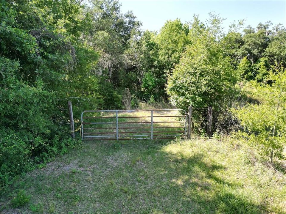 На продажу: $400,000 (11.21 acres)