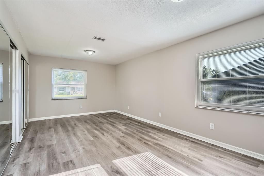 合同活跃: $314,900 (3 贝兹, 3 浴室, 2027 平方英尺)