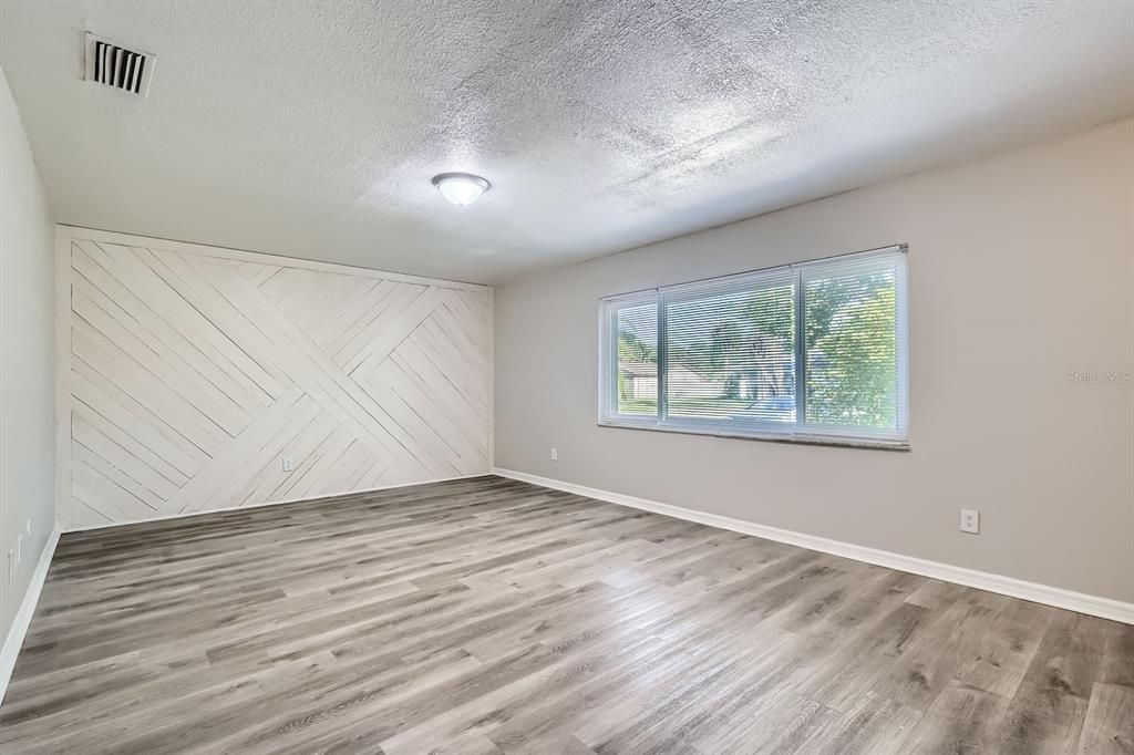 合同活跃: $314,900 (3 贝兹, 3 浴室, 2027 平方英尺)