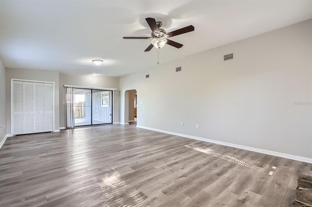 合同活跃: $314,900 (3 贝兹, 3 浴室, 2027 平方英尺)