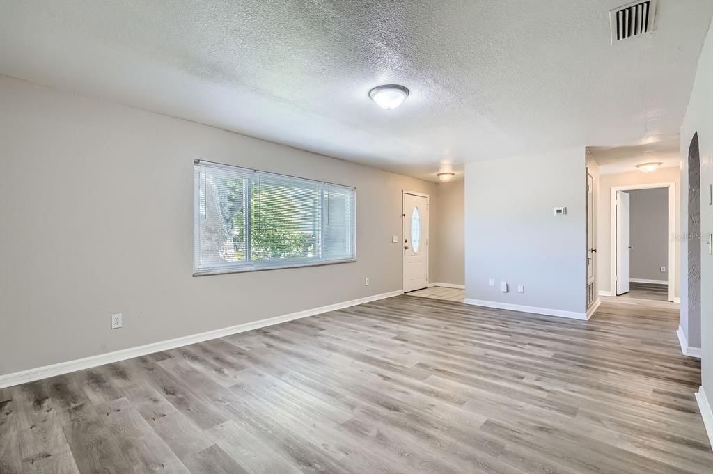 合同活跃: $314,900 (3 贝兹, 3 浴室, 2027 平方英尺)