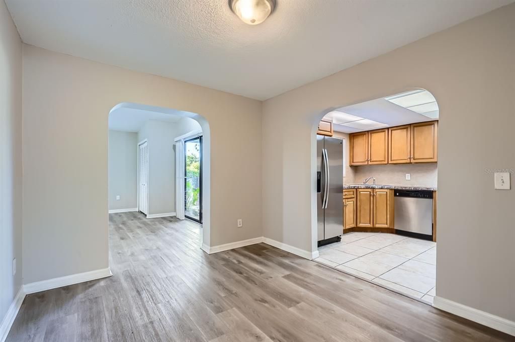 合同活跃: $314,900 (3 贝兹, 3 浴室, 2027 平方英尺)