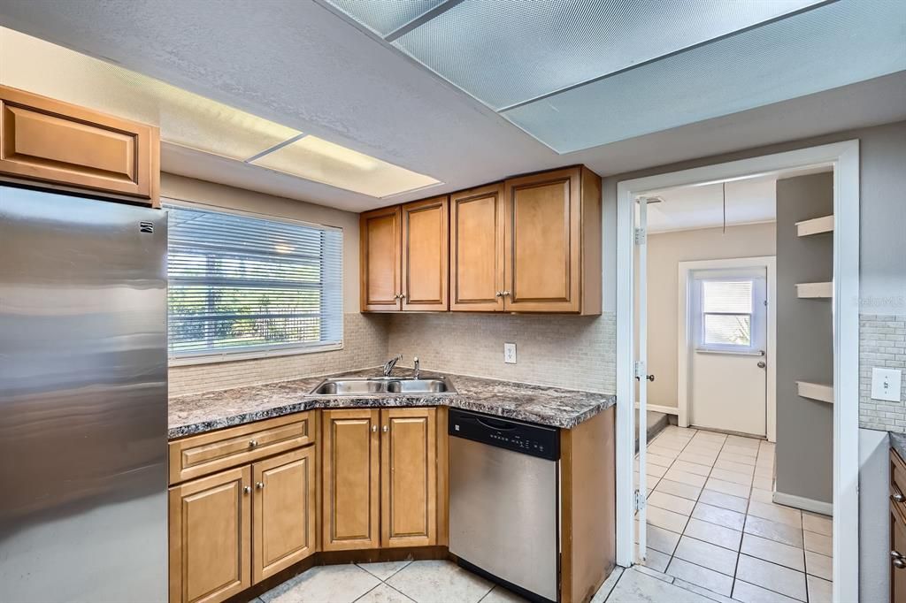 合同活跃: $314,900 (3 贝兹, 3 浴室, 2027 平方英尺)