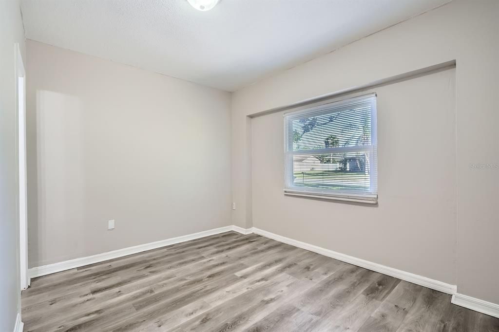 合同活跃: $314,900 (3 贝兹, 3 浴室, 2027 平方英尺)