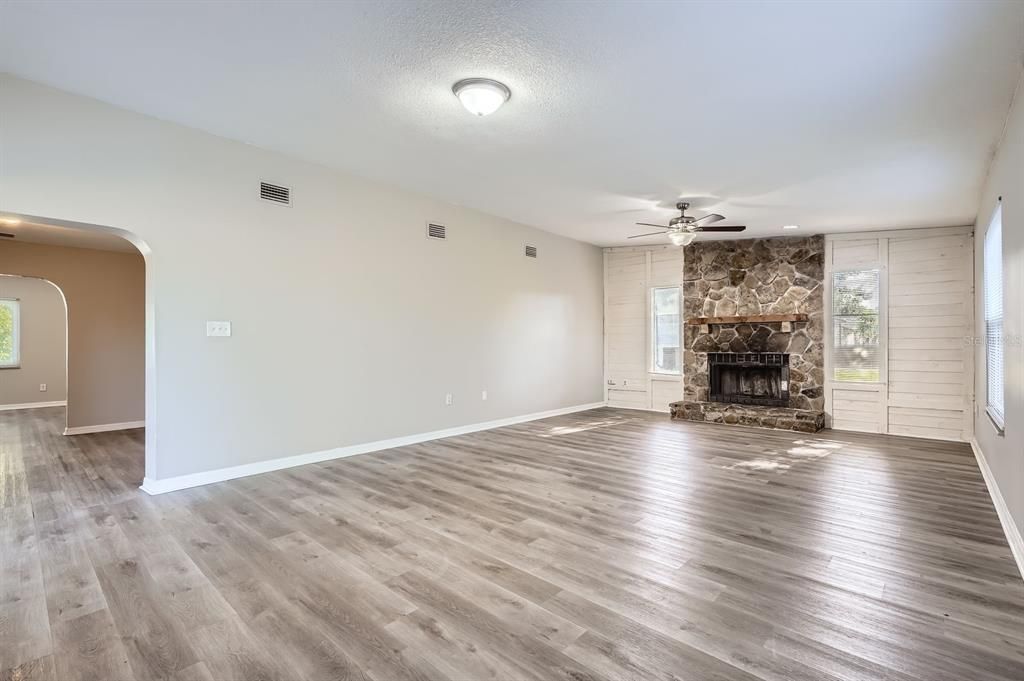 合同活跃: $314,900 (3 贝兹, 3 浴室, 2027 平方英尺)