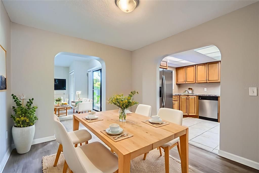 合同活跃: $314,900 (3 贝兹, 3 浴室, 2027 平方英尺)