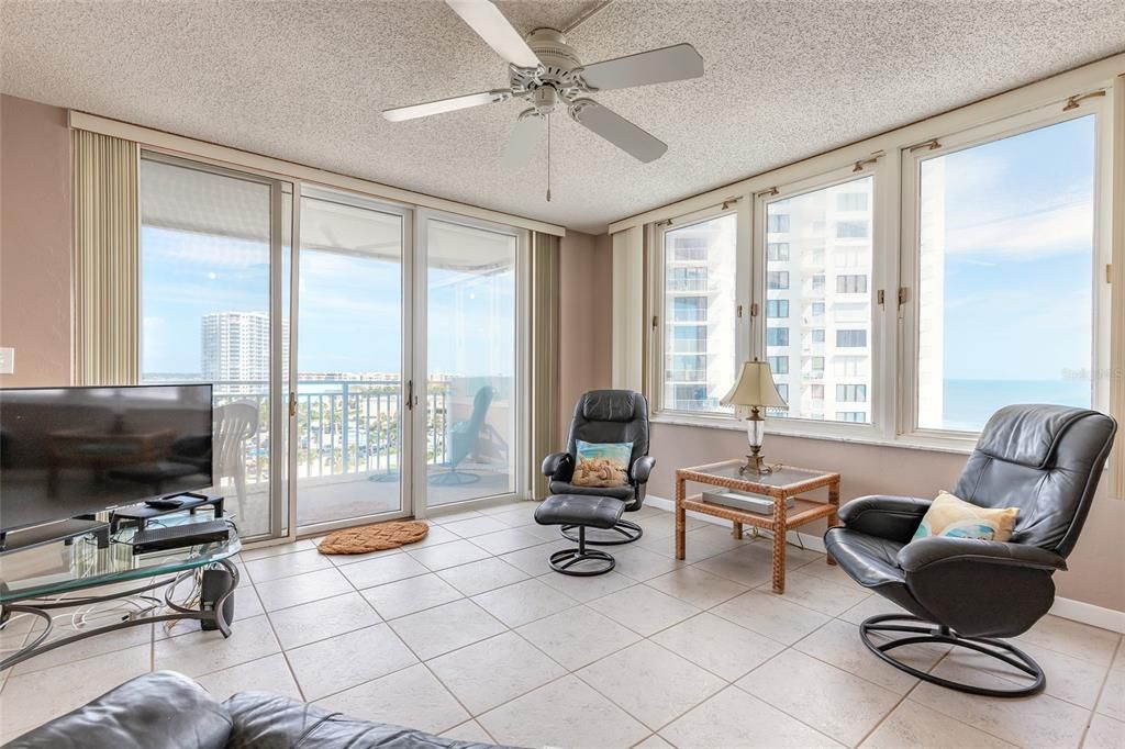 待售: $279,000 (2 贝兹, 2 浴室, 1299 平方英尺)