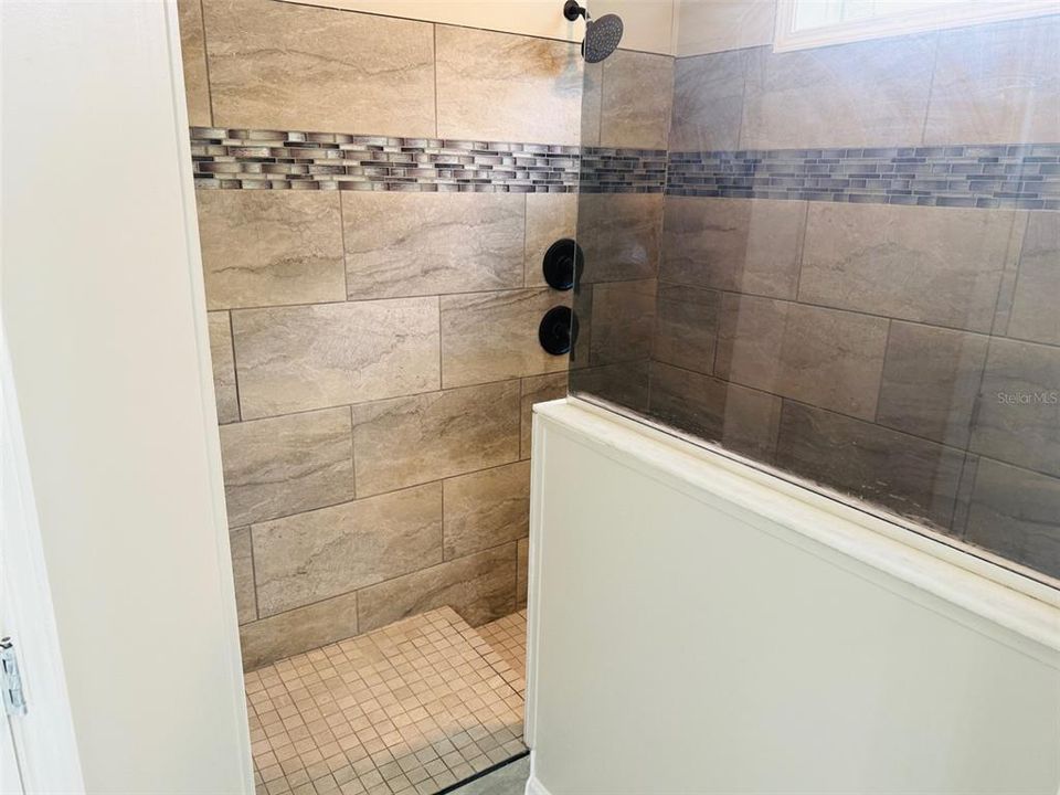 合同活跃: $219,900 (4 贝兹, 3 浴室, 2128 平方英尺)