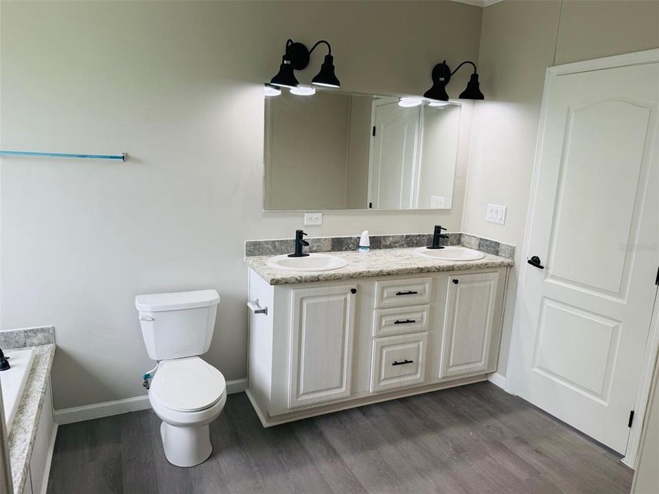 合同活跃: $219,900 (4 贝兹, 3 浴室, 2128 平方英尺)