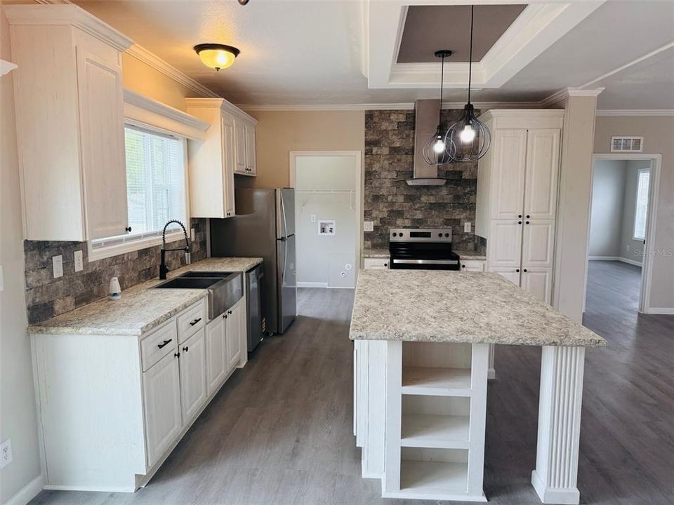 合同活跃: $219,900 (4 贝兹, 3 浴室, 2128 平方英尺)