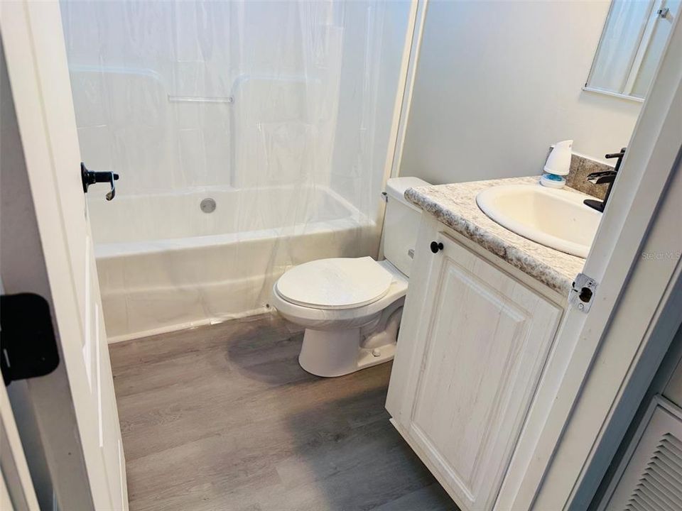 合同活跃: $219,900 (4 贝兹, 3 浴室, 2128 平方英尺)