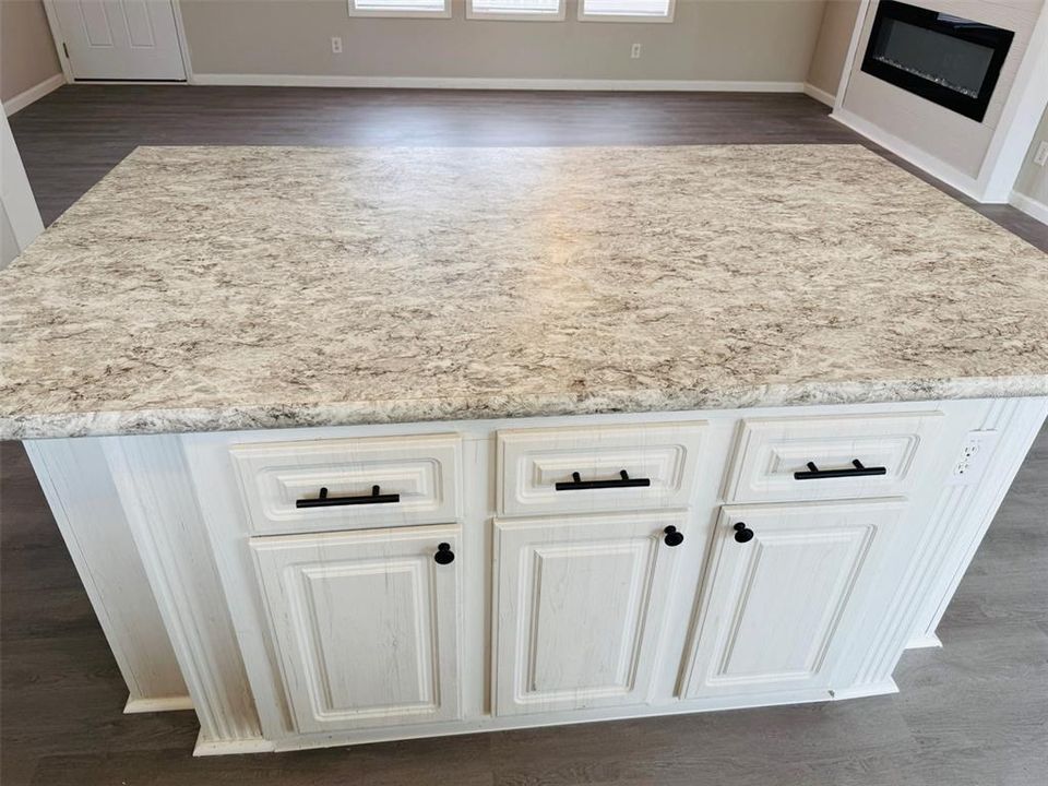 合同活跃: $219,900 (4 贝兹, 3 浴室, 2128 平方英尺)