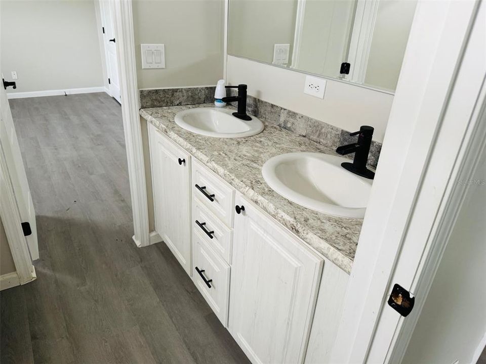 合同活跃: $219,900 (4 贝兹, 3 浴室, 2128 平方英尺)