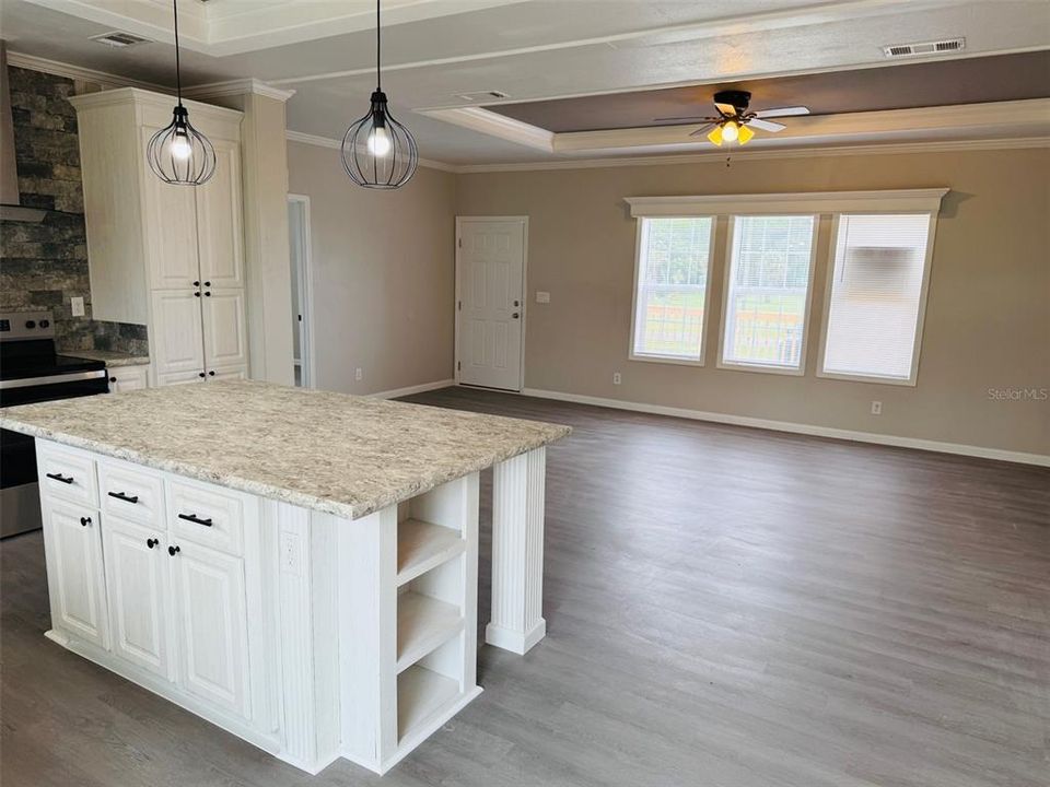 合同活跃: $219,900 (4 贝兹, 3 浴室, 2128 平方英尺)