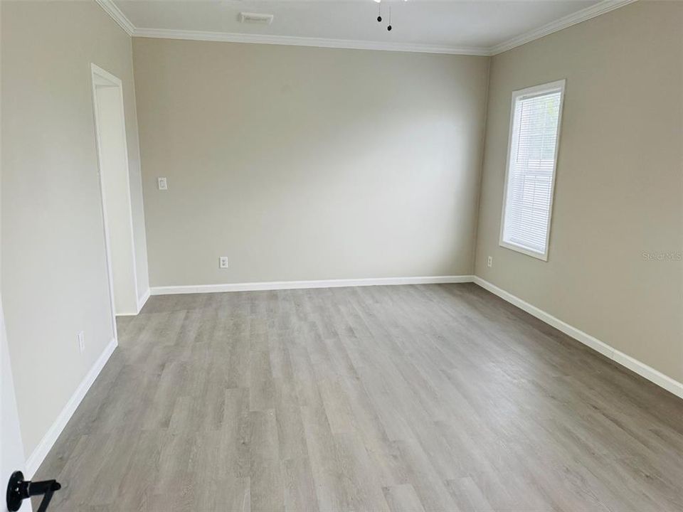 合同活跃: $219,900 (4 贝兹, 3 浴室, 2128 平方英尺)