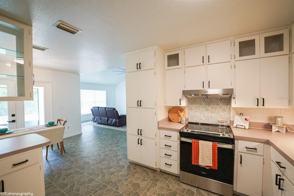 Active With Contract: $399,000 (3 beds, 3 baths, 1789 Square Feet)