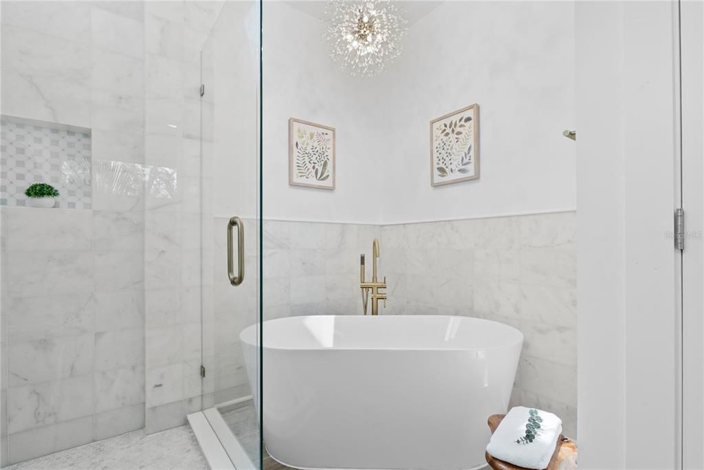 En Renta: $12,000 (4 camas, 3 baños, 2450 Pies cuadrados)