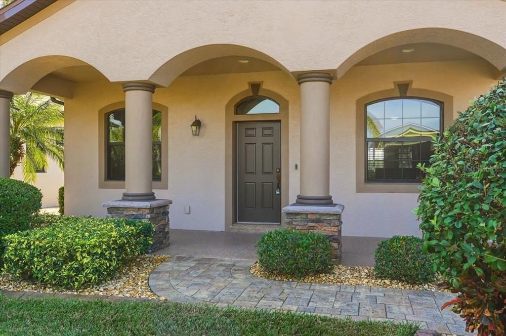 For Sale: $545,000 (2 beds, 2 baths, 1945 Square Feet)