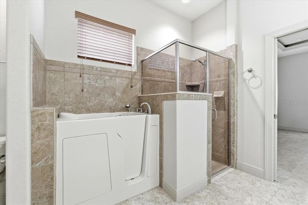 For Sale: $545,000 (2 beds, 2 baths, 1945 Square Feet)