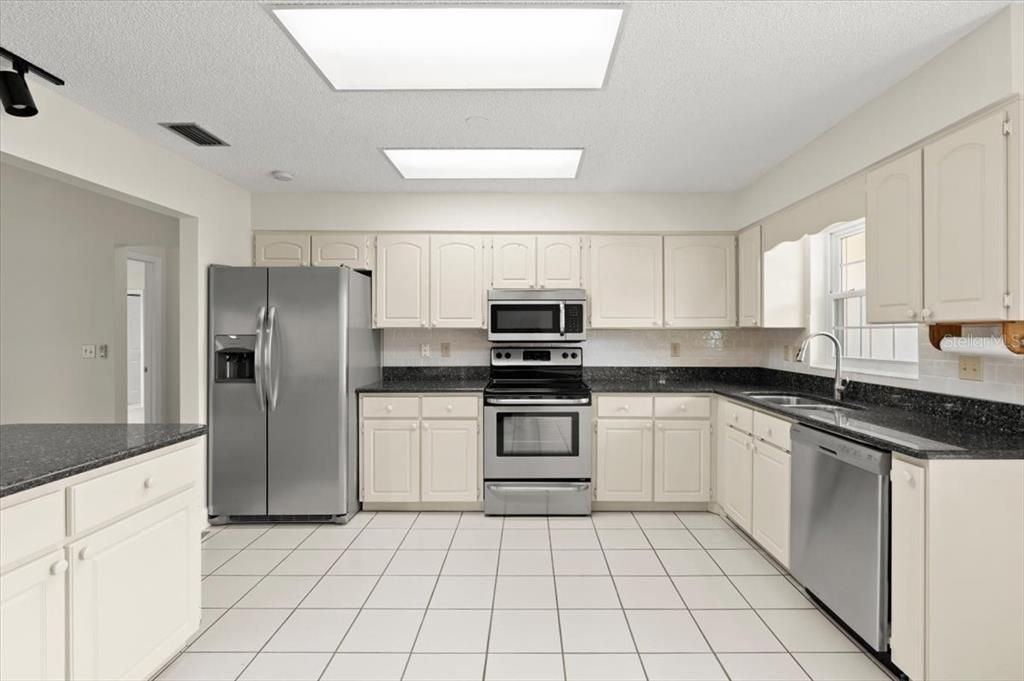 Active With Contract: $359,900 (3 beds, 2 baths, 1810 Square Feet)