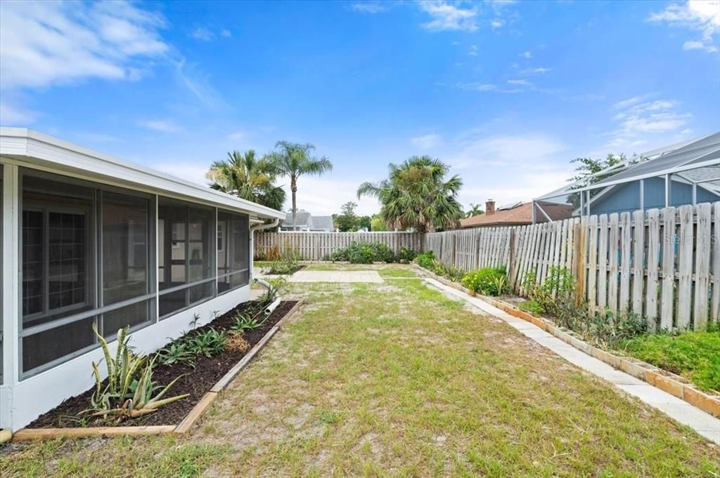 Active With Contract: $359,900 (3 beds, 2 baths, 1810 Square Feet)