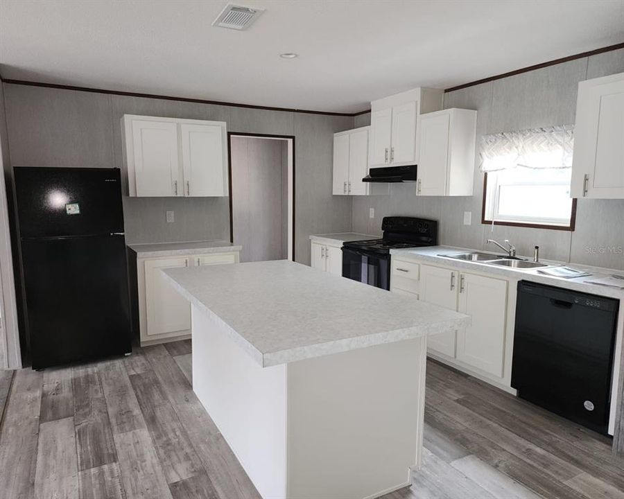 Active With Contract: $185,000 (4 beds, 2 baths, 1456 Square Feet)