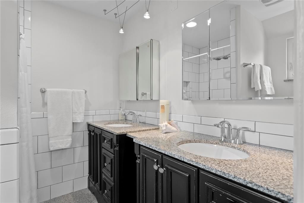 合同活跃: $1,080,000 (5 贝兹, 3 浴室, 3282 平方英尺)