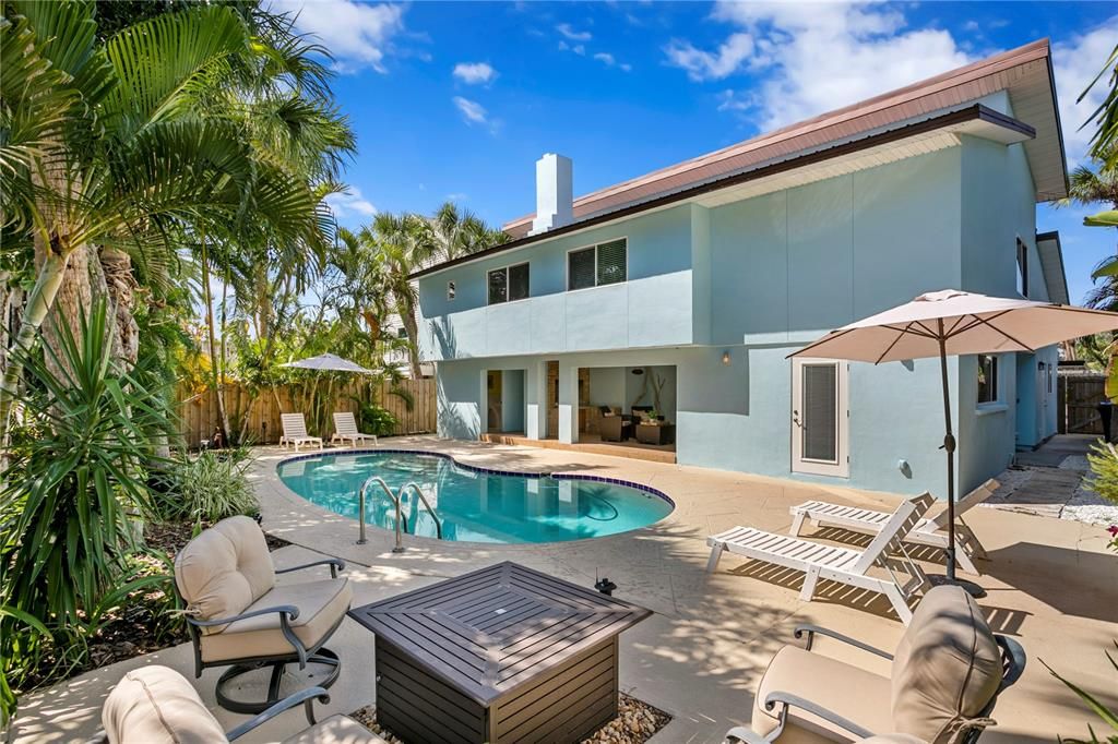 合同活跃: $1,080,000 (5 贝兹, 3 浴室, 3282 平方英尺)