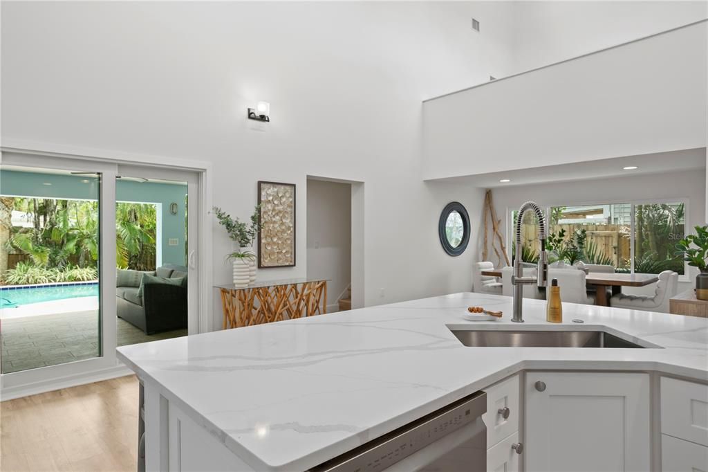 合同活跃: $1,080,000 (5 贝兹, 3 浴室, 3282 平方英尺)